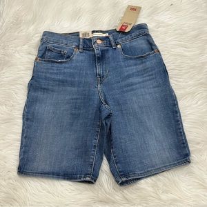 Size 25/Size 0 Levi’s Bermuda Shortds